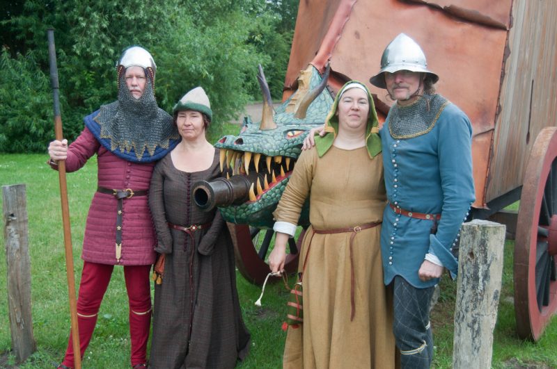 Gruppenbild vor dem Streitwagen 2016 im Middelaldercentret Nyköbing